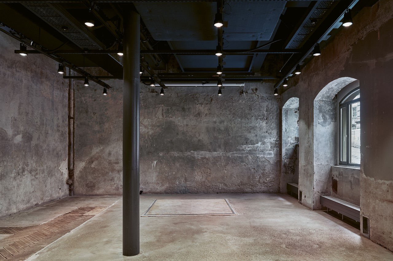 Saal mit Bühnenraum und Warenlift im Hintergrund (Bild: Lukas Murer, Zürich)